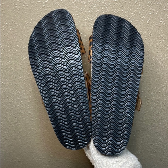 New Time and Tru Leopard Print Sandals Women’s 9 - Picture 4 of 5
